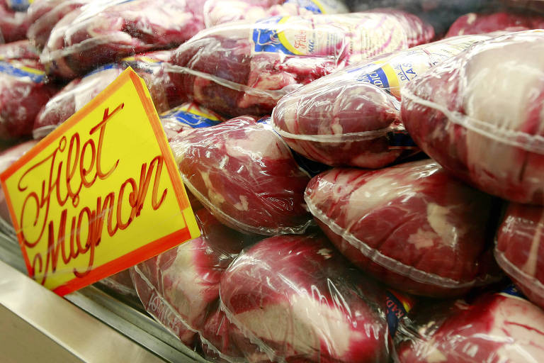 Imagem de pacotes de carne em açougue em São Paulo.