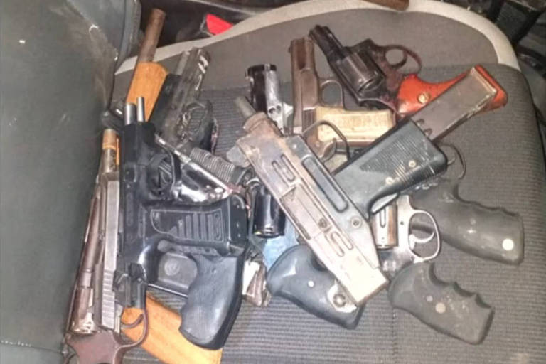 Armas apreendidas pelos policiais com suspeitos de tráfico em Manaus; 17 morreram na madrugada desta quarta (30)