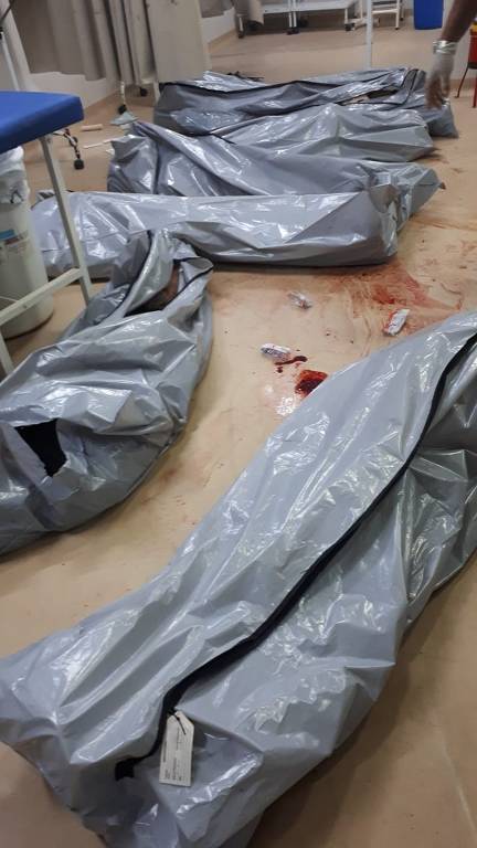 Corpos aguardam por perícia no IML (Instituto Médico Legal) de Manaus