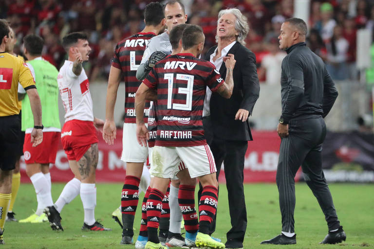 Jesus tem uma discussão mais forte com o lateral Rafinha durante partida em que o Flamengo superou o Inter por 3 a 1 no Maracanã