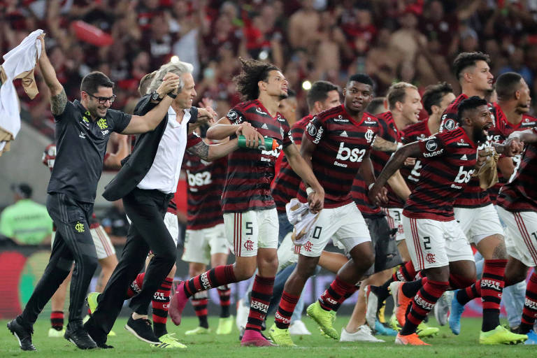 Após a goleada de 5 a 0 sobre o Grêmio e a vaga garantida na decisão da Libertadores, Jesus saúda torcida com os jogadores no gramado do Maracanã