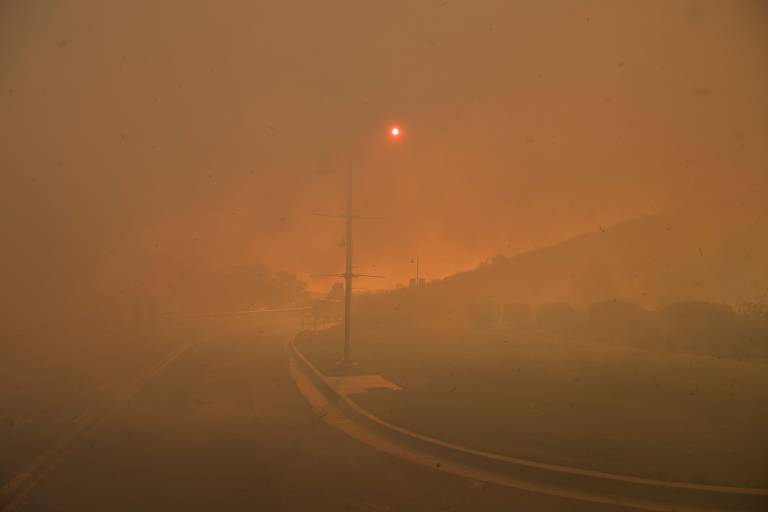 Bombeiros ainda tentam conter incêndios florestais na Califórnia; veja fotos de hoje