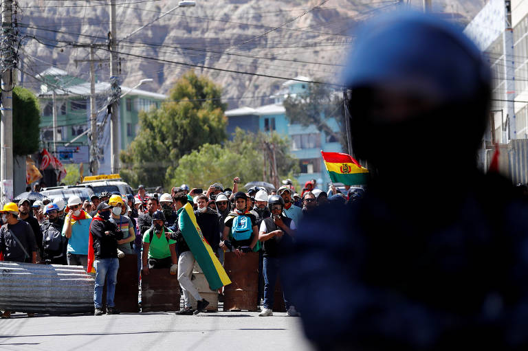 Membro das forças de segurança bolivianas vigia opositores do presidente Evo Morales 