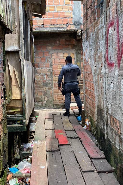 Policiais patrulham área onde ao menos 17 supostos traficantes foram mortos pela PM na madrugada desta quarta (30)