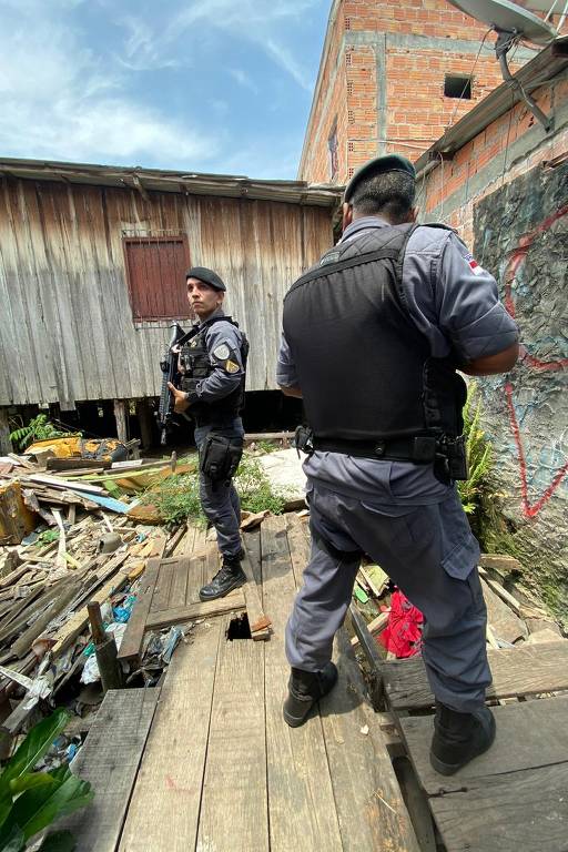 Policiais patrulham área onde ao menos 17 supostos traficantes foram mortos pela PM na madrugada desta quarta (30)