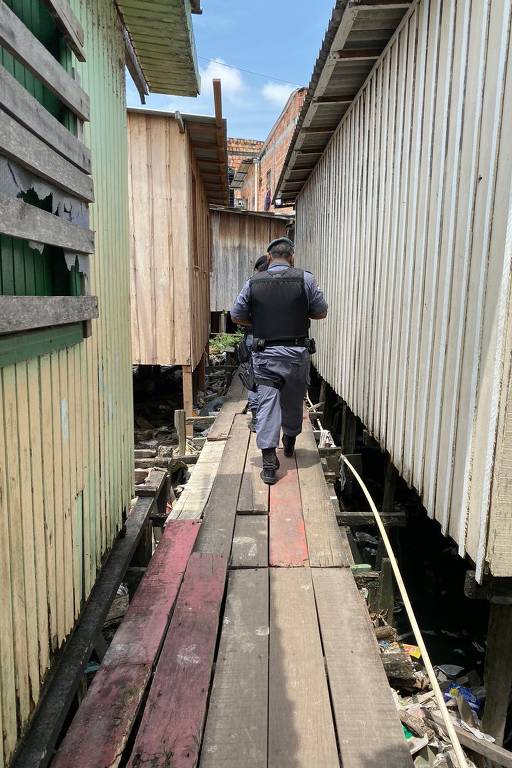 Policiais patrulham área onde ao menos 17 supostos traficantes foram mortos pela PM na madrugada desta quarta (30)