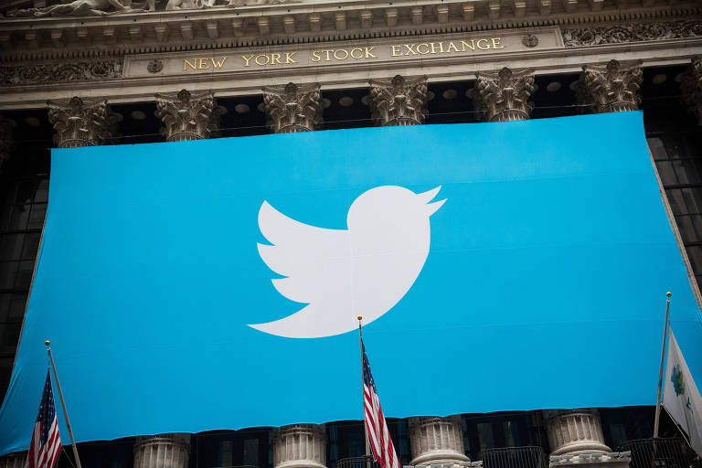 Bandeira com logomarca do Twitter na fachada da Bolsa de Valores de Nova York