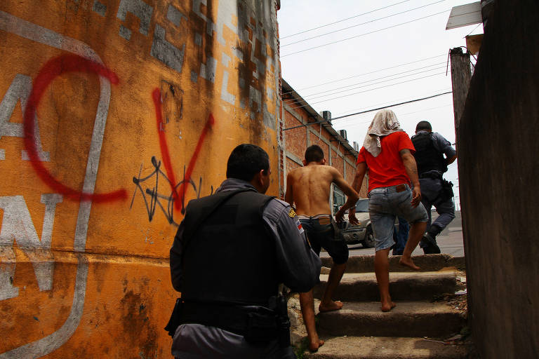 Guarda armada vira foco da campanha em Manaus, que assiste a avanço na violência