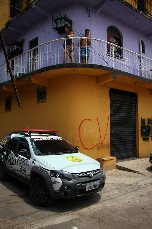 Policiais realizam operação nos becos e ruas do bairro onde supostos traficantes foram mortos