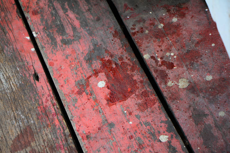 Marcas de sangue em piso de uma das casas nos becos do bairro da Betânia, onde supostos traficantes foram mortos