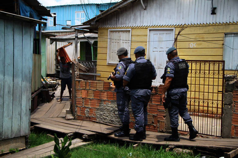 Policiais realizam operação nos becos e ruas do bairro onde supostos traficantes foram mortos