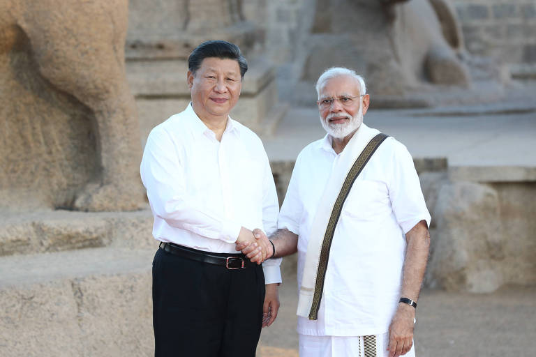 O dirigente chinês, Xi Jinping, cumprimenta o premiê indiano, Narendra Modi, durante visita à cidade de Chennai, no sul da Índia
