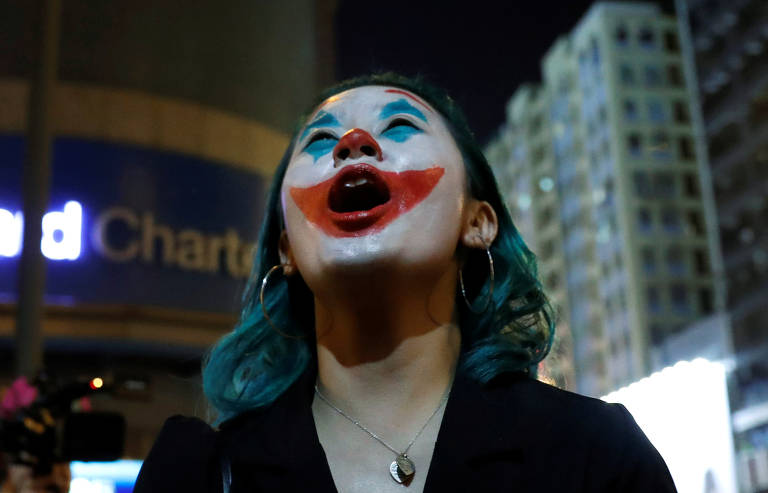 Polícia de Hong Kong confronta manifestantes em noite de Halloween