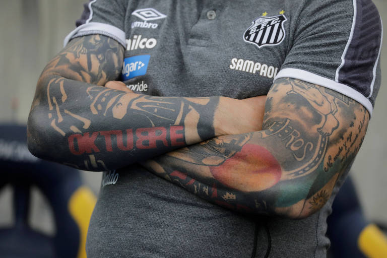 A paixão de Sampaoli pelo rock está também em suas tatuagens: no braço direito, homenagem ao disco "Oktubre", da banda Los Redondos. No braço esquerdo, tatuagem do grupo Callejeros, com trecho da letra de "Prohibido"