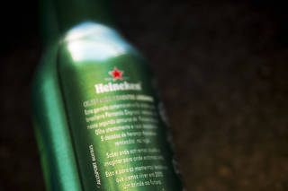 Assinatura do  designer Fernando Degrossi estampada em garrafa da cerveja Heineken. Ele venceu o concurso promovido pela marca
