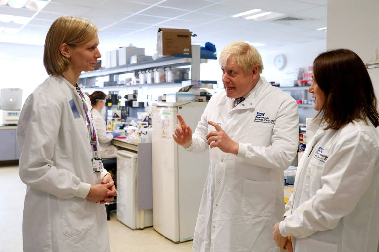 Primeiro-ministro britânico Boris Johnson fala com funcionários do Centro de Laboratórios Genômicos de East Midlands, no Hospital de Addenbrooke, em Cambridge