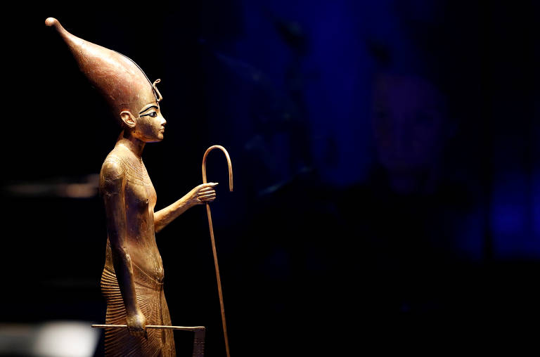 Uma estatueta de madeira dourada de Tutankhamon é vista durante a pré-estreia "Tutankhamun: Tesouros do Faraó Dourado", que será aberta na Galeria Saatchi, em Londres
