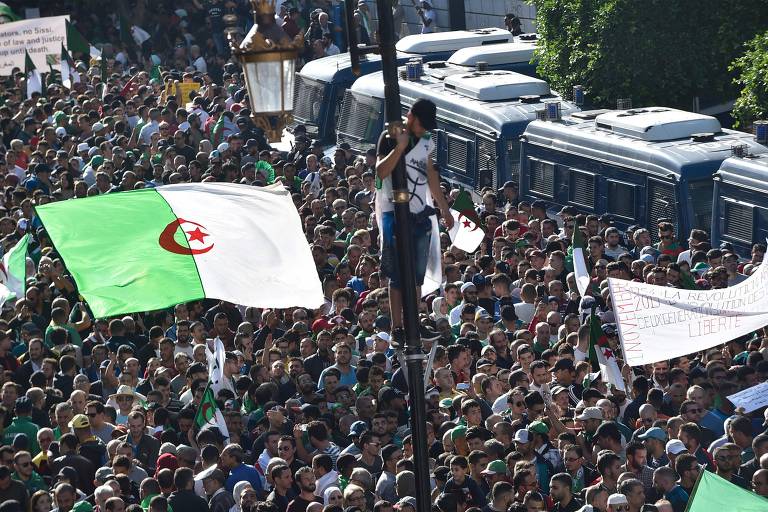 Multidão toma as ruas na Argélia contra o governo e pede 'nova independência'