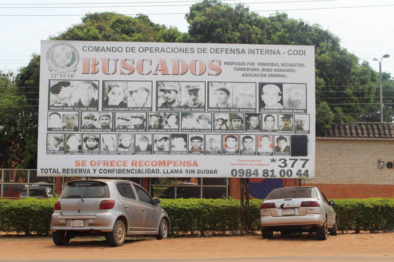 Cartaz no centro de Santa Rosa del Aguaray com membros do EPP procurados pelo Exército paraguaio 