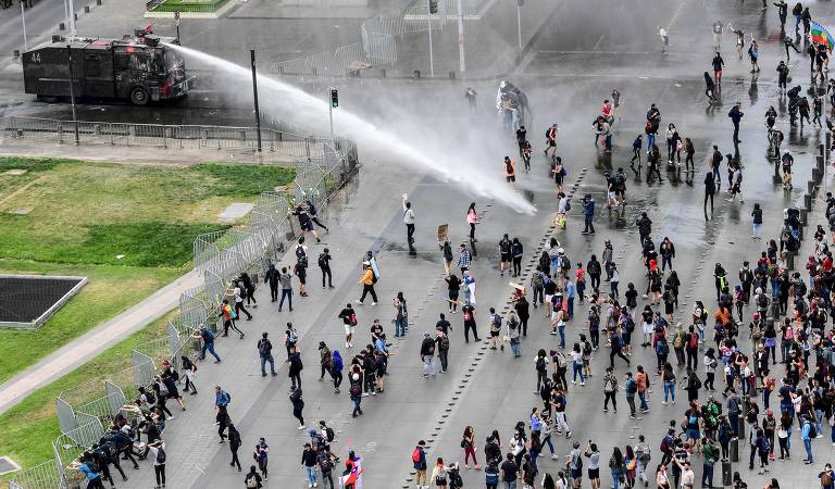 Polícia dispara jato d'água em manifestantes durante protesto em Santiago