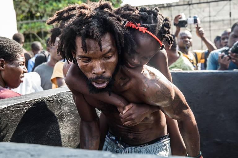 Fiéis ao vodu celebram o Dia dos Mortos no Cemitério Nacional de Porto Príncipe