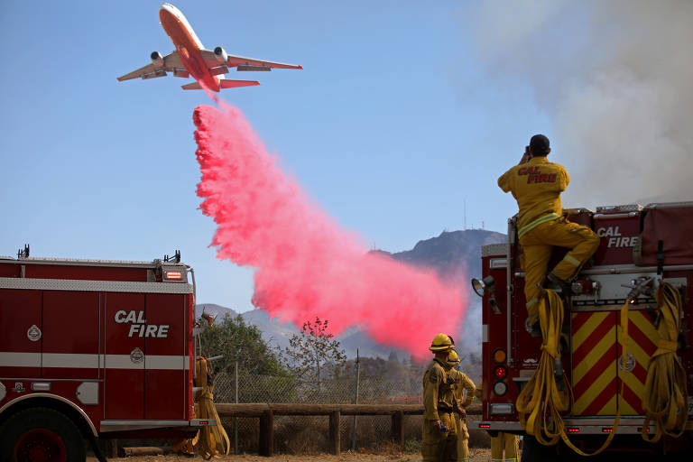 Equipe usa aeronave para tentar conter incêndio florestal em Santa Paula, Califórnia

