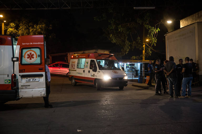 Ambulância chega a hospital em Nova Iguaçu (RJ)