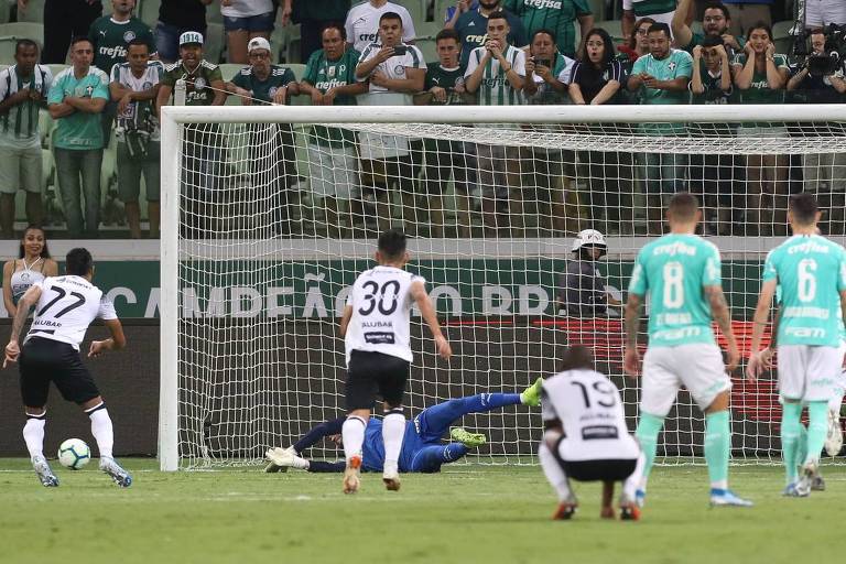 O goleiro palmeirense Weverton defende pênalti cobrado por Bergson, do Ceará, no duelo do Allianz Parque, pelo Campeonato Brasileiro