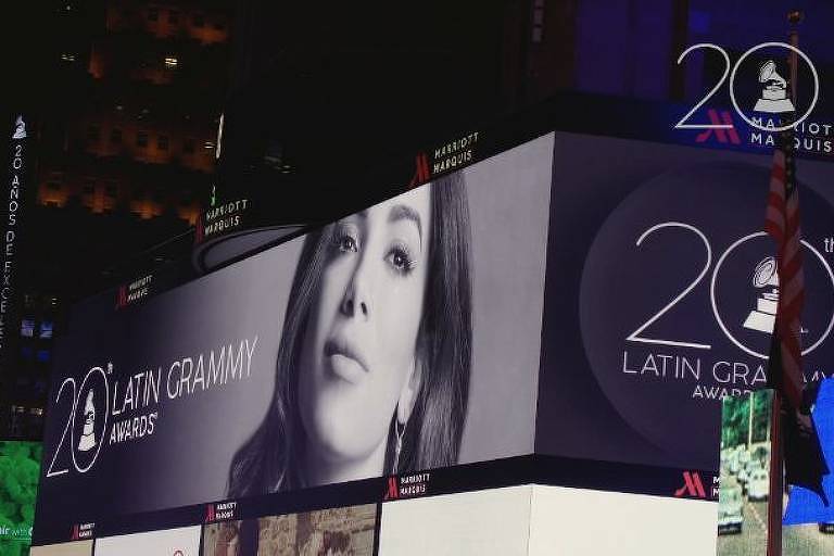 Finalista ao Grammy Latino, Anitta brilha muito nos telões da Times Square