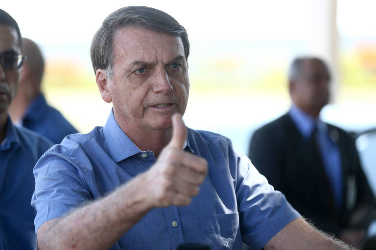 O presidente Jair Bolsonaro ao sair do Palácio da Alvorada
