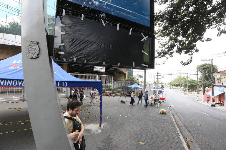 Relógio da Uninove Barra Funda, em São Paulo, tampado com papel e plástico após pane que adiantou marcador mesmo sem horário de verão