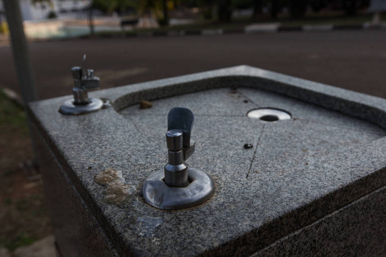 Bebedouros públicos estão com mofo, quebrados e até sem água