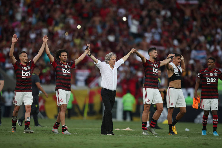 Jogadores do Flamengo comemoram vitória sobre o Corinthians no Maracanã

