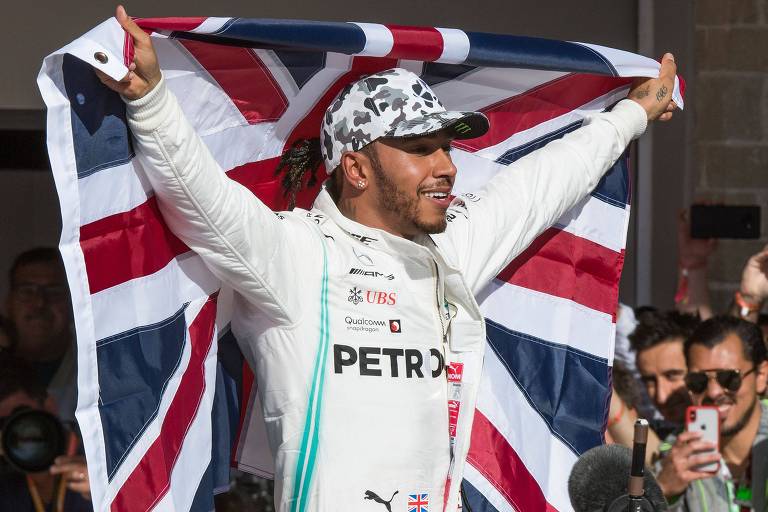 Lewis Hamilton comemora após ganhar seu sexto título na F-1