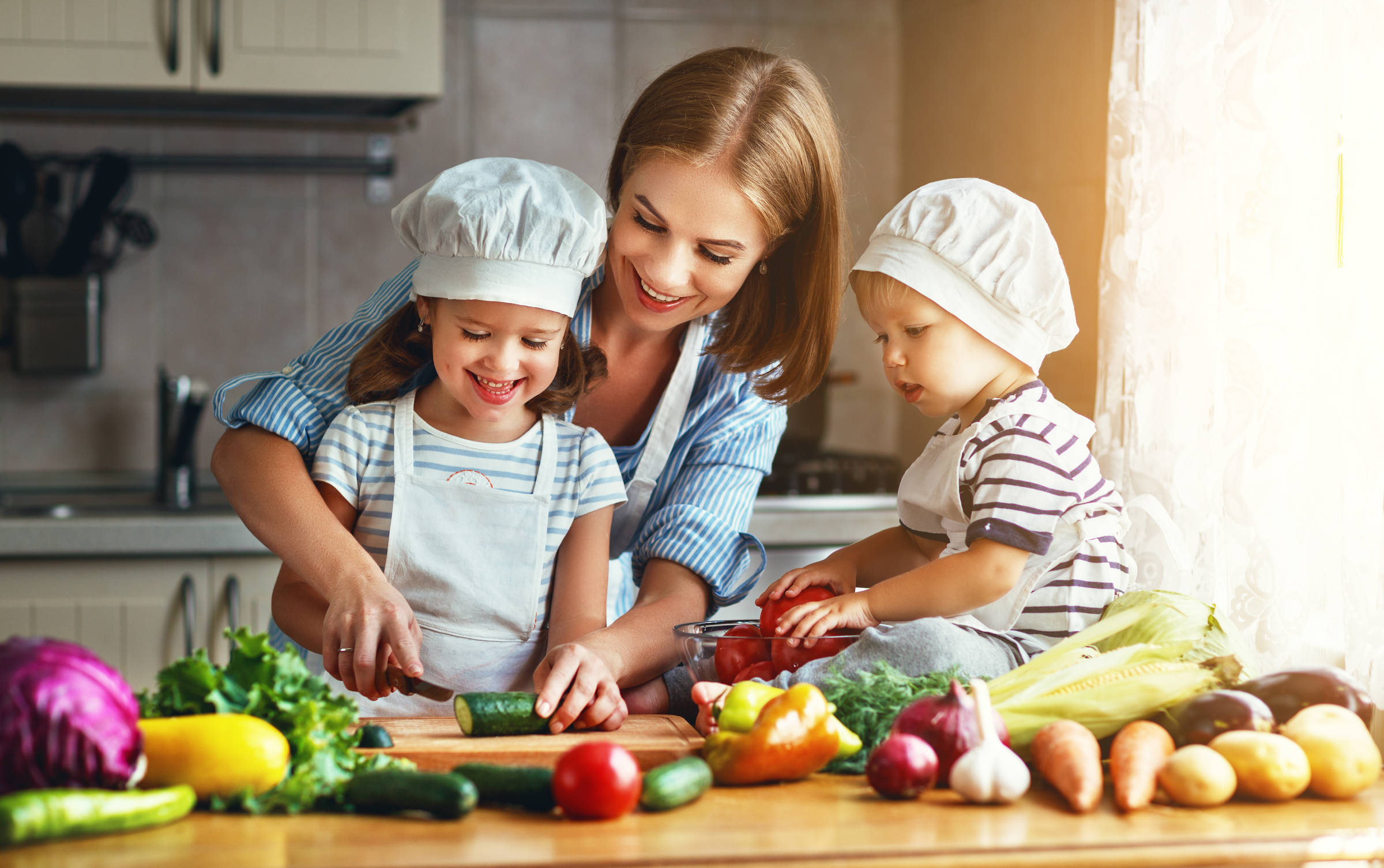 Передай кухня мама. Кулинария для детей. Готовка с детьми. Кухня для детей. Мама с ребенком на кухне.