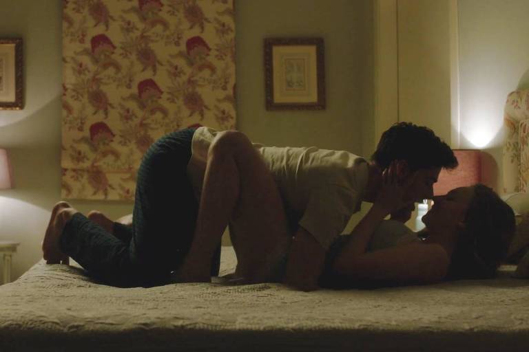 Carla e seu namorado Polo, que se descobre bissexual ao observar a amada com outro rapaz