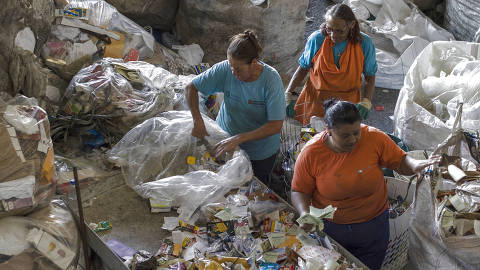 SAO PAULO, SP - 31 JULHO: Agentes Ambientais e recicladores trabalham na sede da Coopercaps, em Interlagos, Sao Paulo, em 31 de julho de 2019. A Coopercaps atua em parceria com a Boomera no desenvolvimento de negocios e melhorias na rede de reciclagem do plastico em Sao Paulo. (Foto: Renato Stockler)******PREMIO EMPREENDEDOR SOCIAL 2019******