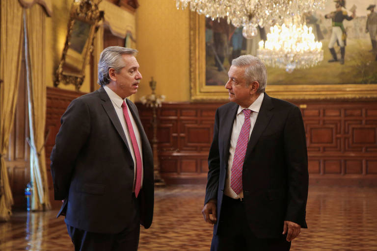 Alberto Fernández e André Manuel López Obrador, conhecido como AMLO, conversam no Palácio Nacional na Cidade do México
