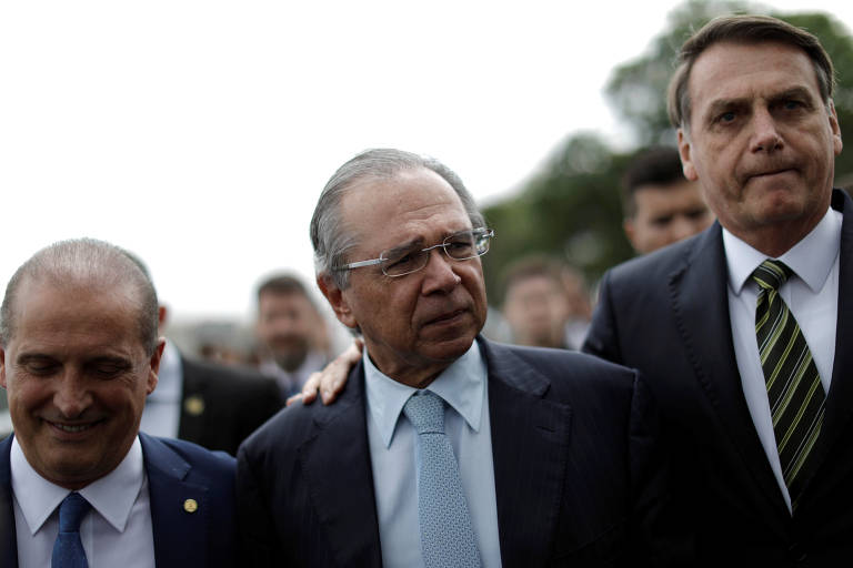 Na foto, o ministro da Casa Civil, Onyx Lorenzoni, ministro da Economia, Paulo Guedes e presidente Jair Bolsonaro andam lado a lado