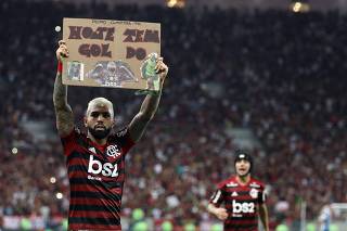 Gabriel Barbosa (Gabigol), do Flamengo, comemora seu gol em partida contra o Grêmio
