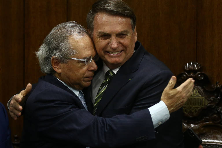 Bolsonaro e Guedes se abraçam