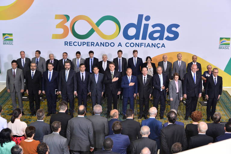 O presidente Jair Bolsonaro e ministros durante cerimônia dos 300 dias de governo, no Palácio do Planalto
