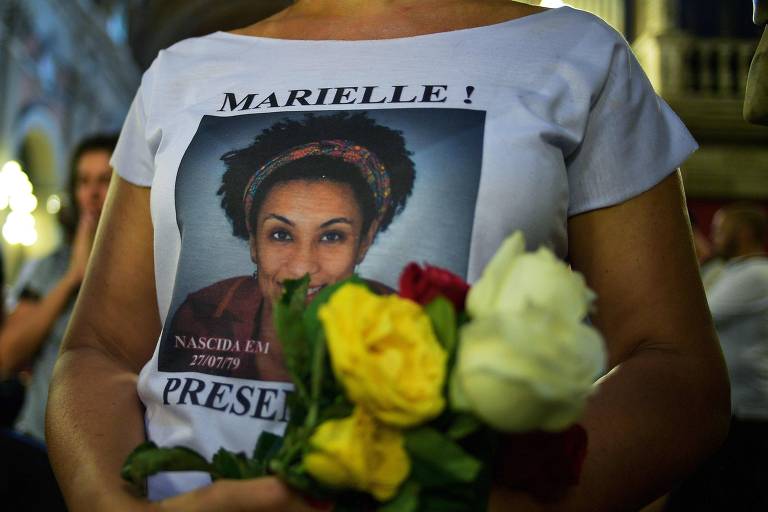 Uma mulher veste uma blusa em homenagem à vereadora Marielle Franco, assassinada em 14 de março de 2018
