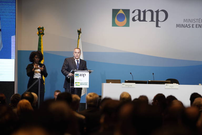 Agora, o governo leiloa esses volumes, que estão divididos em quatro áreas da Bacia de Santos. Os vencedores do leilão terão direito a todas as reservas que excederem os cinco bilhões de barris já cedidos à Petrobras. 
