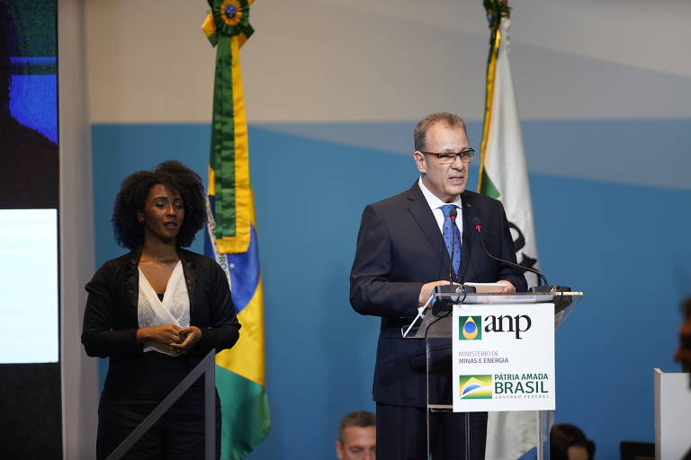 Sem concorrência e com lance mínimo, consórcio formado por Petrobras e as chinesas CNOOC e CNODC venceu leilão para explorar a maior descoberta de petróleo do país. Foi a única oferta da primeira área do megaleilão do pré-sal que está sendo realizado nesta quarta-feira (6).