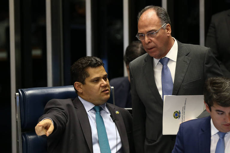 Davi Alcolumbre (DEM-AP) com o líder do governo no Senado, Fernando Bezerra (MDB-PE), durante a votação do texto da reforma da Previdência