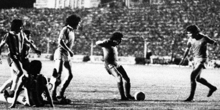 Ricardo Bochini, com o goleiro do Talleres caído (esq.), chuta para marcar o gol do título no jogo de volta da final, em Córdoba