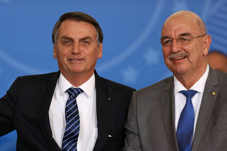 O presidente Jair Bolsonaro ao lado do ex-ministro Osmar Terra 