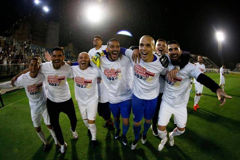 Jogadores do Bragantino comemoram o acesso à Série A do Brasileiro após a vitória sobre o Guarani