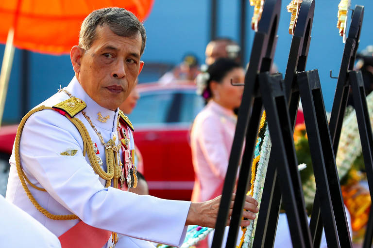 Seis meses após coroação de novo rei, intrigas no palácio da Tailândia se espalham
